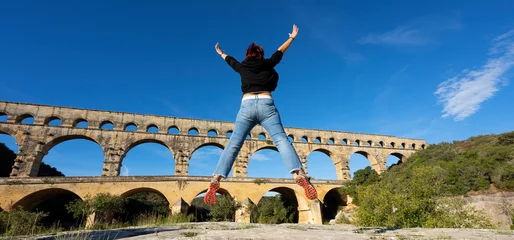Poster de jardin Pont du Gard Femme sautant devant le Pont du Gard, France