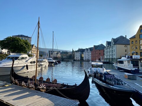 Malerisches Alesund mit Wikingerboot
