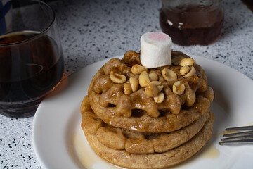 desayuno con ricos pancakes con miel por la mañanas 