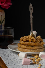 desayuno con ricos pancakes con miel por la mañanas 