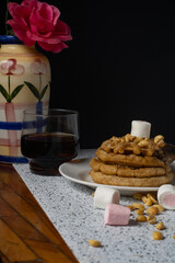 desayuno con ricos pancakes con miel por la mañanas 