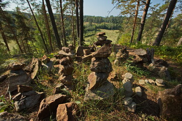 Obraz premium Stone pyramids laid out by tourists in the Karelian forest.