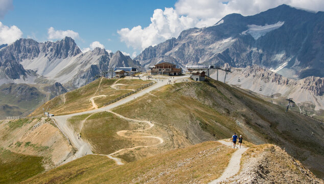 chemin de randonn&eacute;e &agrave; tignes en &eacute;t&eacute; dans le parc de la Vanoise en Haute tarentaise