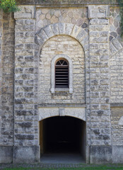 Section de mur de fort 19ème siècle avec fenêtre et passage bas
