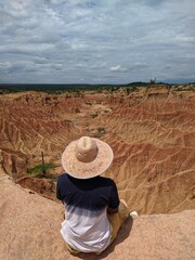 Mujer de viaje en el Desierto de la Tatacoa, Huila, Colombia