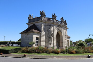 Obraz premium La porte du pont, porte de ville construite au 18ème siècle, ville de Vitry le François, département de la Marne, France