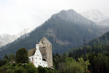 Fototapeta na wymiar Burg Freundberg mit Schlosskirche