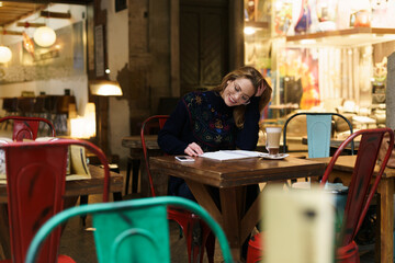 Obraz na płótnie Canvas Young woman sitting ina coffee place