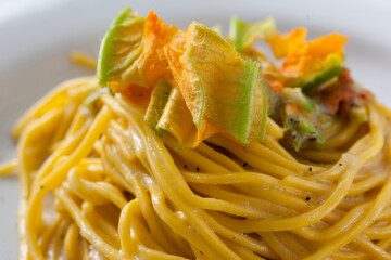 Creamy spaghetti with zucchini flower - 532048050