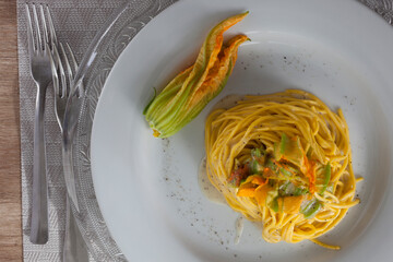 Creamy spaghetti with zucchini flower - 532048062