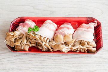 パックに入った舞茸の肉巻き