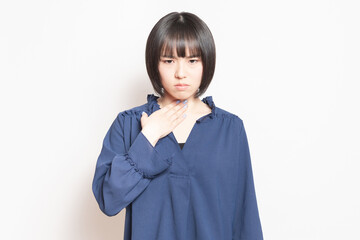 喉が痛くて体調不良の若い女性