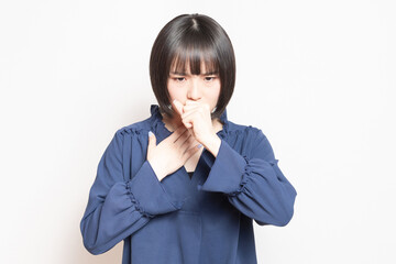 喉が痛くて体調不良の若い女性