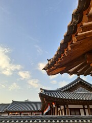 Fototapeta na wymiar Roof tiles and eaves of the traditional Korean house Hanok