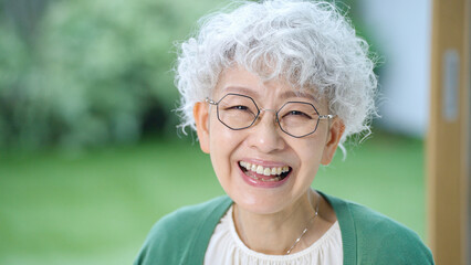 笑顔のシニア女性（高齢者・眼鏡・老眼鏡）