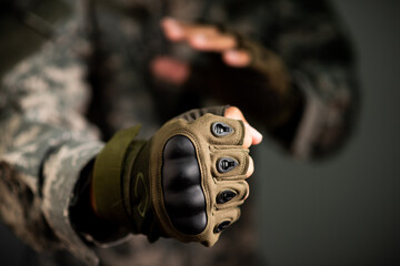 Green tactical glove - 532078251