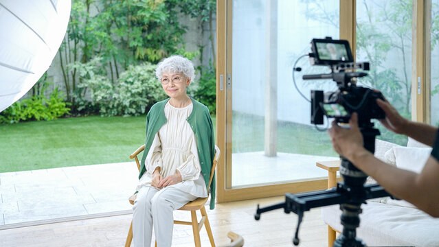 シニア女性モデルとカメラマン