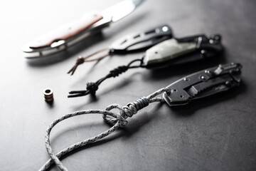 paracord lanyard on the knife