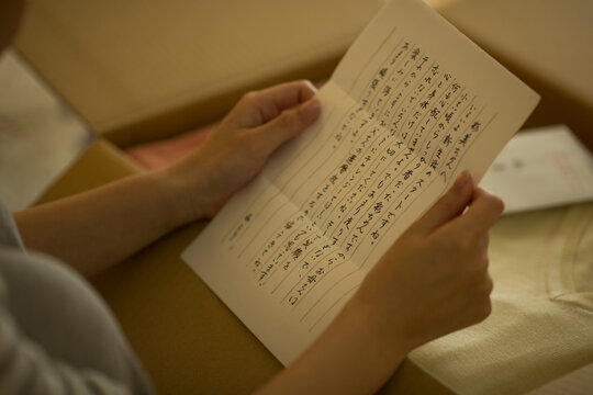 手紙を読む女性