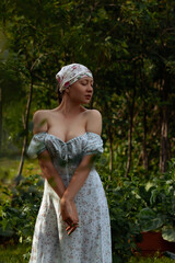 Obraz premium Charming woman standing in garden