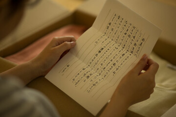 手紙を読む女性