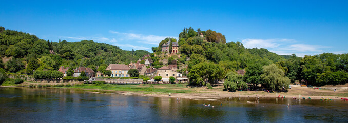Fototapeta na wymiar French village and Dordogne river