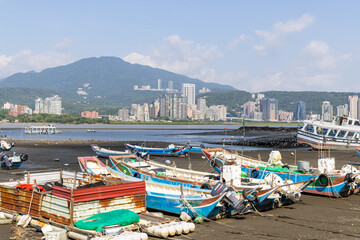 Fototapeta na wymiar Low tide of the tamshui river in Taiwan Bail