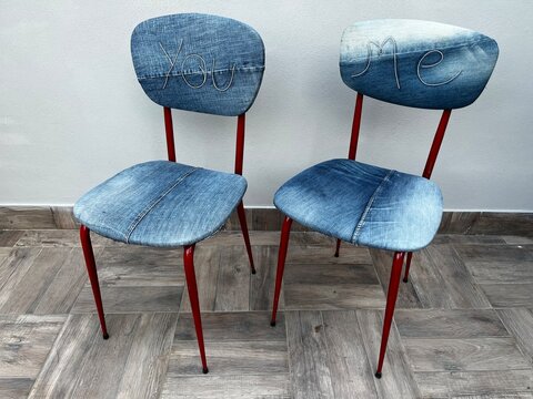 Sedia vintage, con seduta e spalliera in jeans e gambe in ferro, con scritta decorativa You and Me