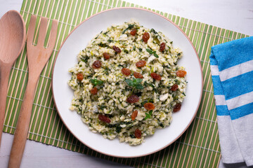 Rice with spinach and raisins. vegan recipe.