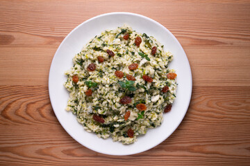 Rice with spinach and raisins. vegan recipe.