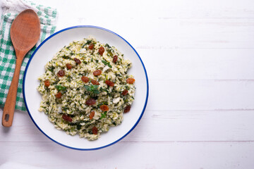 Rice with spinach and raisins. vegan recipe.