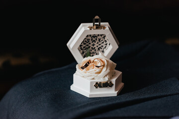 wedding rings in box