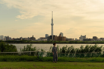 夕方 河川敷 ショートヘアの女性
