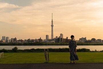 夕方 河川敷 ショートヘアの女性