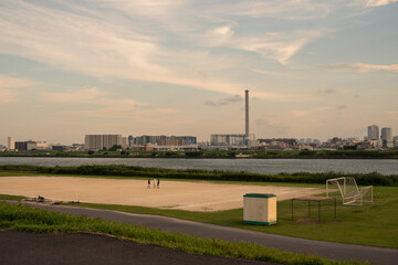 Fototapeta premium 夕方 河川敷で遊ぶ小学生
