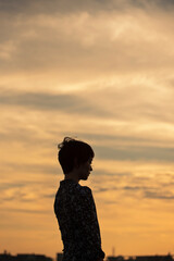 夕日 空 ショートヘアの女性