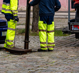 Arbeiter von der Stadt reinigen die Gullis