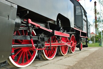 old locomotive with  red wheels