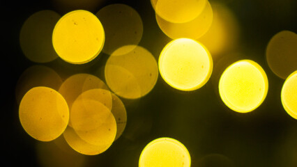 Effet de bokeh avec des décorations de Noël, dans une vitrine de boutique