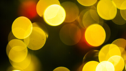 Effet de bokeh avec des décorations de Noël, dans une vitrine de boutique