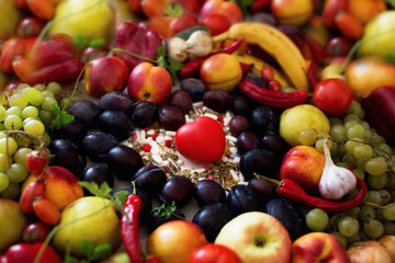 Czerwone serce w centrum kolorowych owoców i warzyw, zrównoważona dieta i dbanie o zdrowie - obrazy, fototapety, plakaty