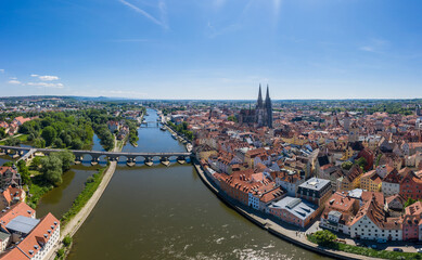 Drohne Panorama der Stadt Regensburg in Bayern mit dem Fluss Donau dem Dom und der steinernen...