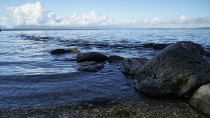 Sonniger Morgen am Chiemsee in Bayern