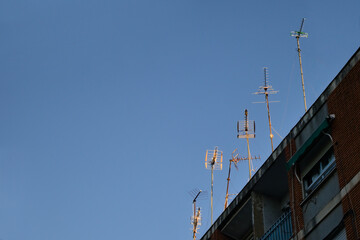 Residential building with antennas oriented towards a TDT and DAB broadcasting center