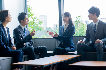 話をするスーツを着た日本人男女