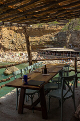 Mesa de restaurante en la cala Deià, Mallorca. 