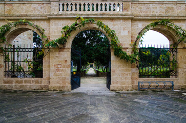 L’ingresso al frutteto di Palazzo Baronale Serafini-Sauli, sede del comune di Tiggiano, borgo del Salento, in Puglia - obrazy, fototapety, plakaty