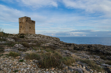 Fototapeta na wymiar Torre Palane, vecchia torre di avvistamento sulla costa rocciosa del Salento vicino al borgo di Tricase, 