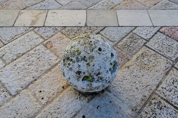Una vecchia palla da cannone in pietra usata come ornamento in una piazza di Corigliano d'Otranto, borgo del Salento in Puglia