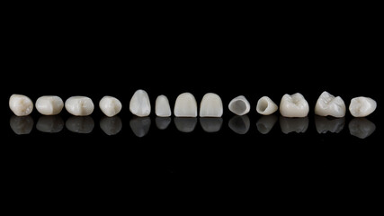 very beautiful composition of ceramic crowns on the upper jaw on a black background © Dental Pro Content
